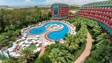 Widok na hotel i baseny Delphin Deluxe Resort