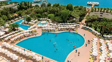 Basen przy hotelu Delphin Deluxe Resort
