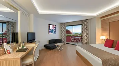 Wnętrze pokoju gościnnego w Delphin Deluxe Resort