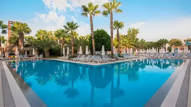 Basen przy hotelu Delphin Deluxe Resort