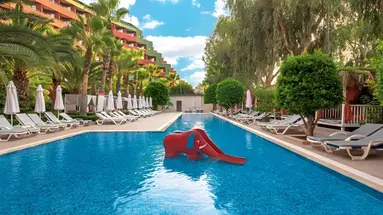 Basen przy hotelu Delphin Deluxe Resort