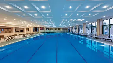 Kryty basen w Delphin Deluxe Resort