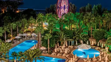 Baseny i strefa wypoczynku w Delphin Deluxe Resort