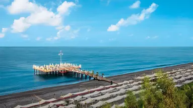 Strefa plażowa i molo przy Delphin Deluxe Resort
