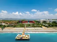 Plaża i pomost przy hotelu Delphin Deluxe Resort