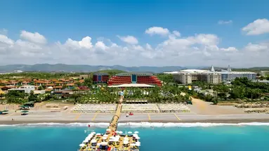 Plaża i pomost przy hotelu Delphin Deluxe Resort