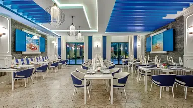 Wnętrze restauracji w Delphin Deluxe Resort