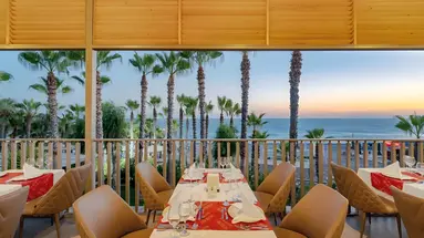 Restauracja z widokiem w Delphin Deluxe Resort