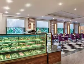 Bufet z jedzeniem w Delphin Deluxe Resort