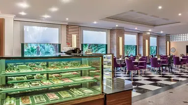 Bufet z jedzeniem w Delphin Deluxe Resort