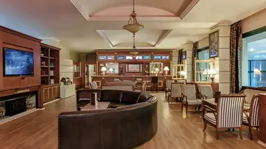 Wewnętrzna strefa wypoczynkowa w Delphin Deluxe Resort