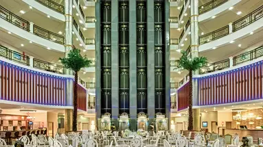 Reprezentacyjne wnętrze lobby w Delphin Deluxe Resort