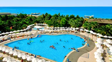 Basen przy hotelu Delphin Deluxe Resort