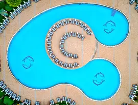 Basen z leżakami w Delphin Deluxe Resort