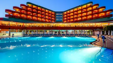 Basen przy hotelu Delphin Deluxe Resort