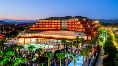 Widok na hotel Delphin Deluxe Resort i baseny