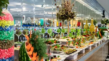 Bufet z jedzeniem w Delphin Deluxe Resort