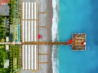 Plaża i pomost przy Delphin Deluxe Resort