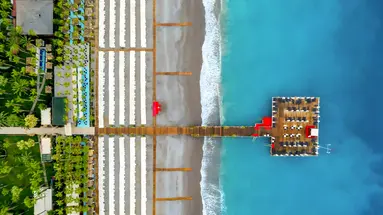 Plaża i pomost przy Delphin Deluxe Resort