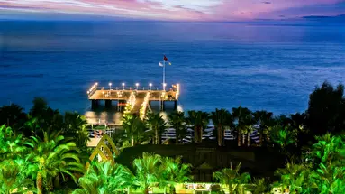 Widok na molo i hotel Delphin Deluxe Resort