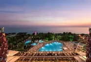 Widok na hotel i baseny Delphin Deluxe Resort