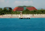 Widok na hotel i baseny Delphin Deluxe Resort