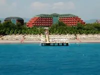 Widok na fasadę hotelu Delphin Deluxe Resort
