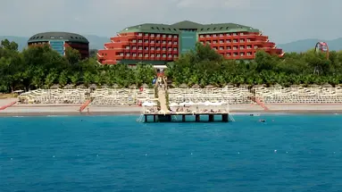 Widok na fasadę hotelu Delphin Deluxe Resort