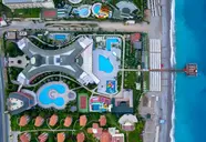Widok na hotel i baseny Delphin Deluxe Resort