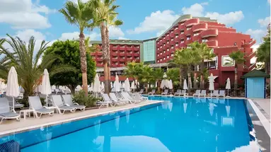 Basen przy hotelu Delphin Deluxe Resort
