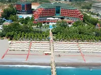 Strefa plażowa przy hotelu Delphin Deluxe Resort