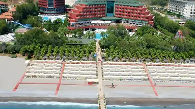 Strefa plażowa przy hotelu Delphin Deluxe Resort