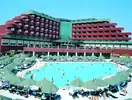 Basen z leżakami przy hotelu Delphin Deluxe Resort