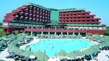 Basen z leżakami przy hotelu Delphin Deluxe Resort
