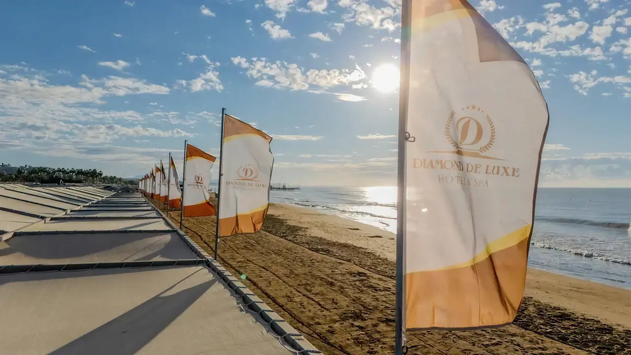 Plaża z flagami w Diamond De Luxe