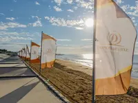 Plaża z flagami w Diamond De Luxe