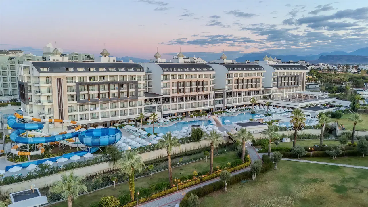 Widok na kompleks hotelowy Diamond De Luxe z basenami