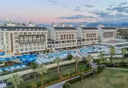 Widok na kompleks hotelowy Diamond De Luxe z basenami