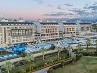 Widok na kompleks hotelowy Diamond De Luxe z basenami