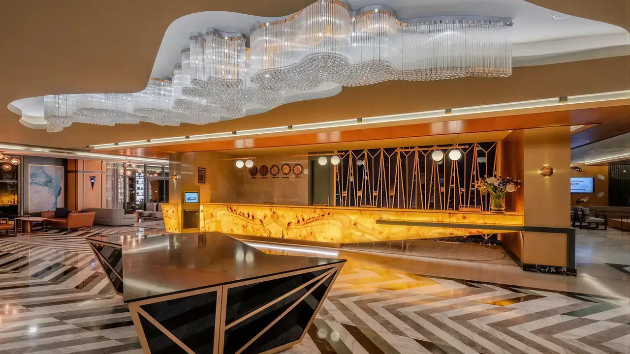 Eleganckie lobby w Diamond De Luxe z marmurową podłogą