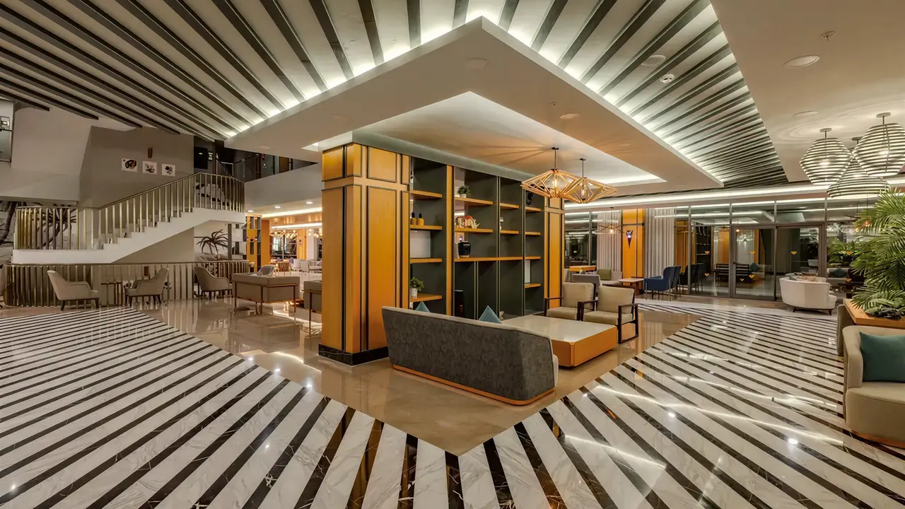 Nowoczesny lobby w Diamond De Luxe z wygodnymi sofami
