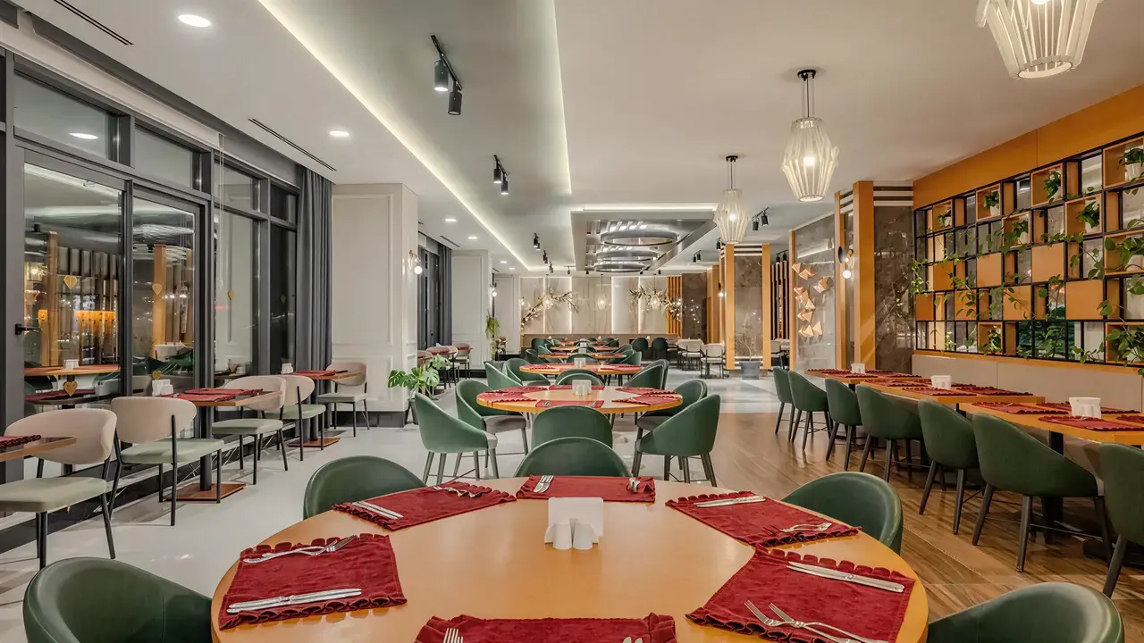 Restauracja w hotelu Diamond De Luxe z okrągłymi stołami