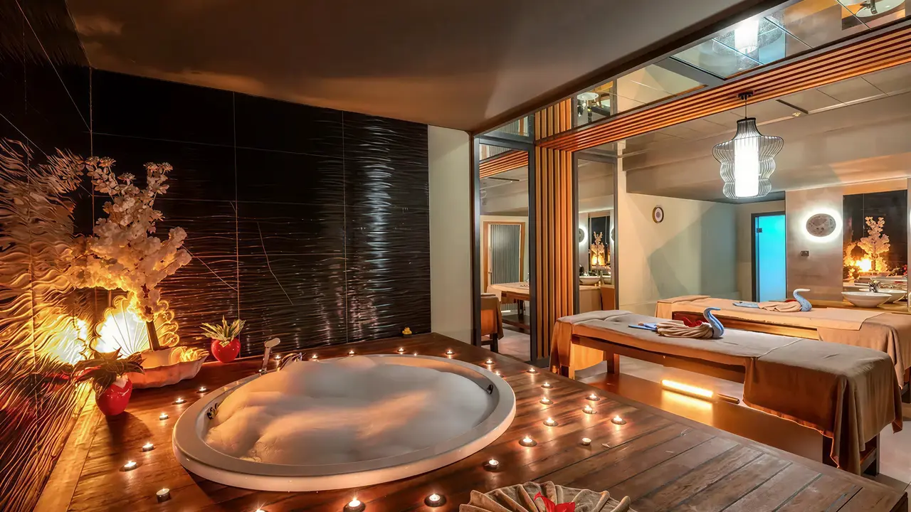 Strefa wellness z jacuzzi w Diamond De Luxe
