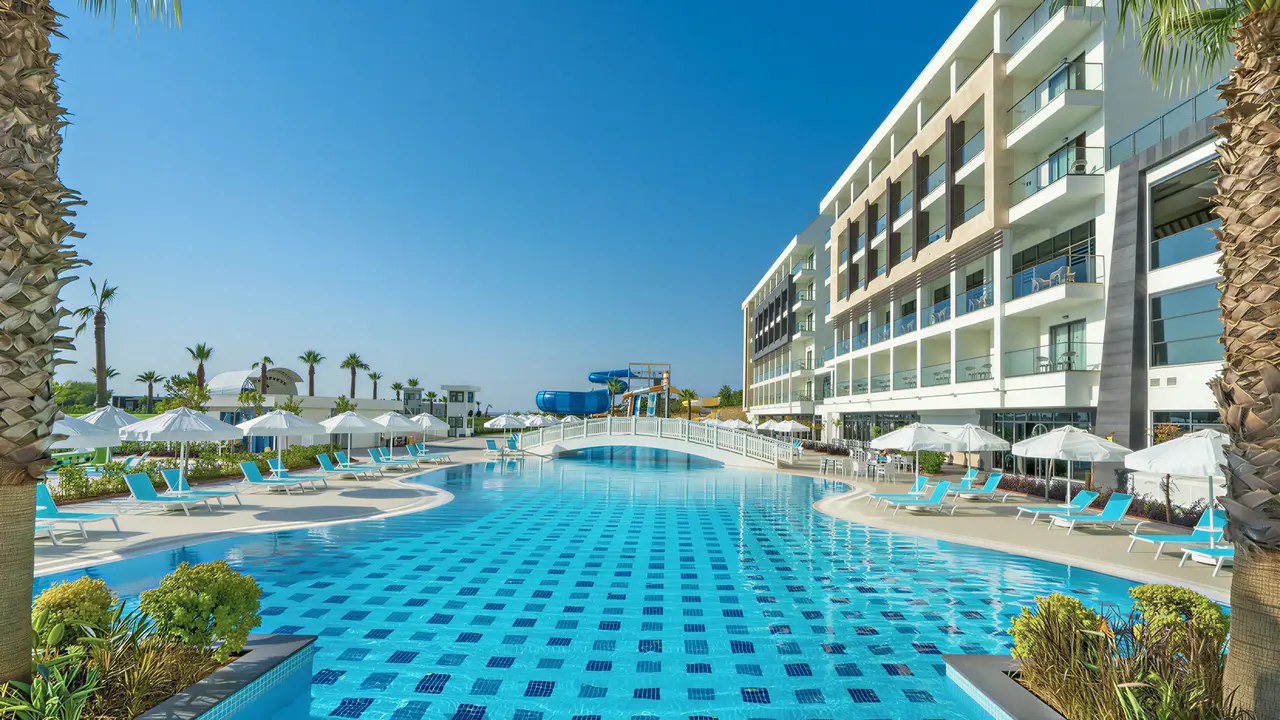 Basen z leżakami w hotelu Diamond De Luxe