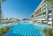 Basen z leżakami w hotelu Diamond De Luxe