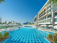 Basen z leżakami w hotelu Diamond De Luxe