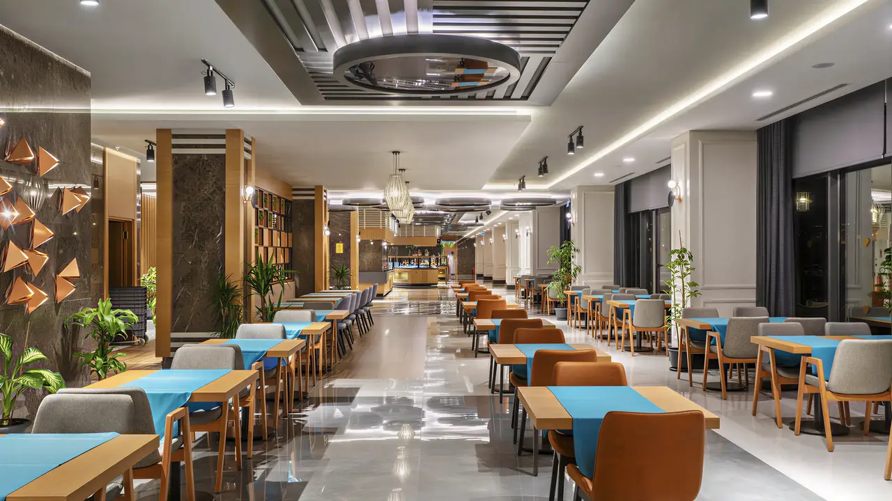 Restauracja w Diamond De Luxe z ustawionymi stolikami