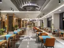 Restauracja w Diamond De Luxe z ustawionymi stolikami