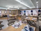 Elegancka restauracja w Diamond De Luxe z nakrytymi stołami