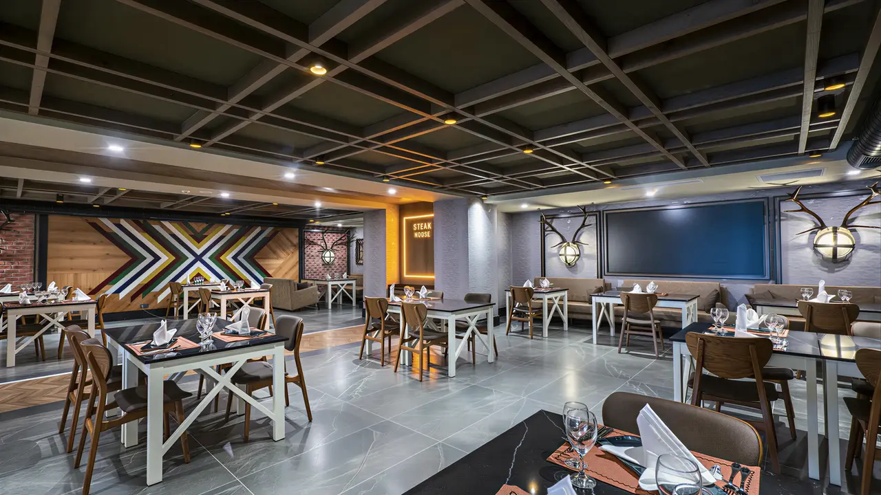 Restauracja w hotelu Diamond De Luxe z nakrytym stołami